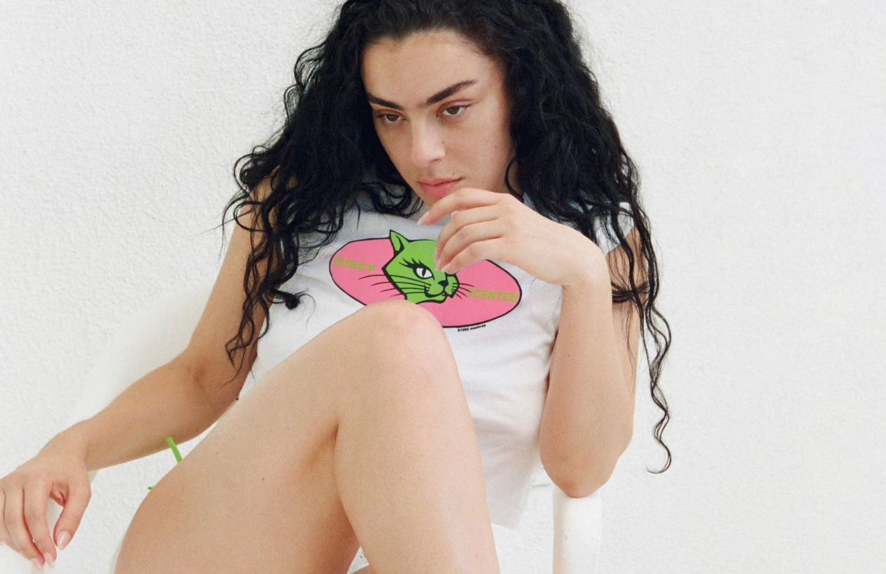 PU$$Y SCENTED TEE.